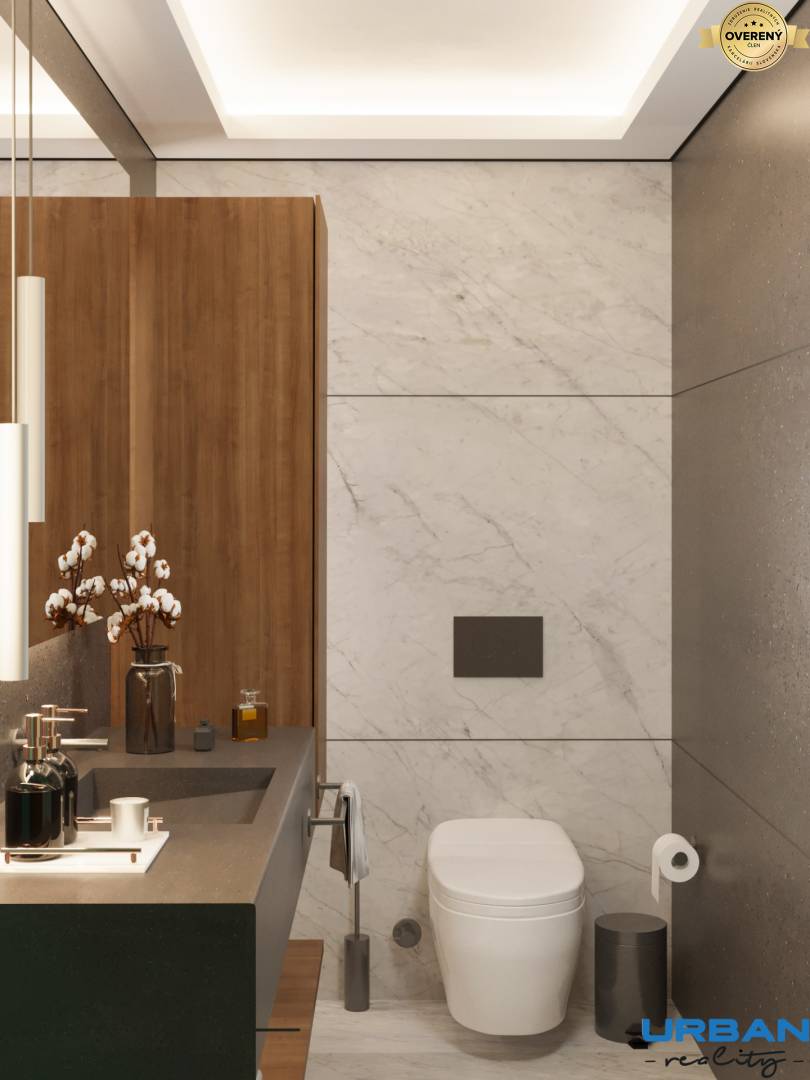 Luxusná kúpeľňa v 3-izbovom byte s mramorovou stenou a dreveným dekorom.