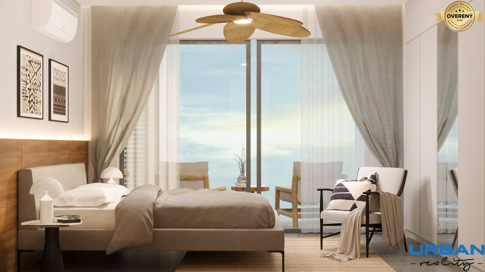 Svetlá spálňa v 3-izbovom byte s dekoratívnym stropným ventilátorom a veľkými oknami.