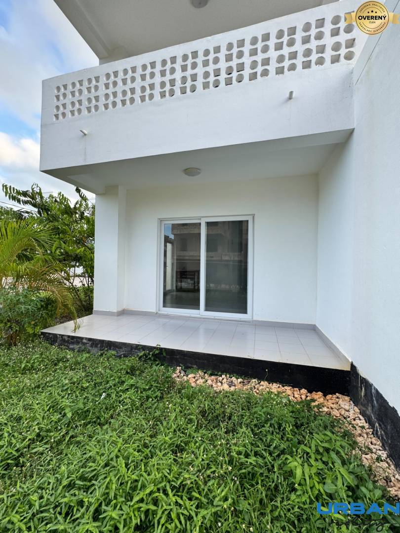 Terasa 2-izbového bytu vo Fumba Town s výhľadom na zeleň a záhradu.