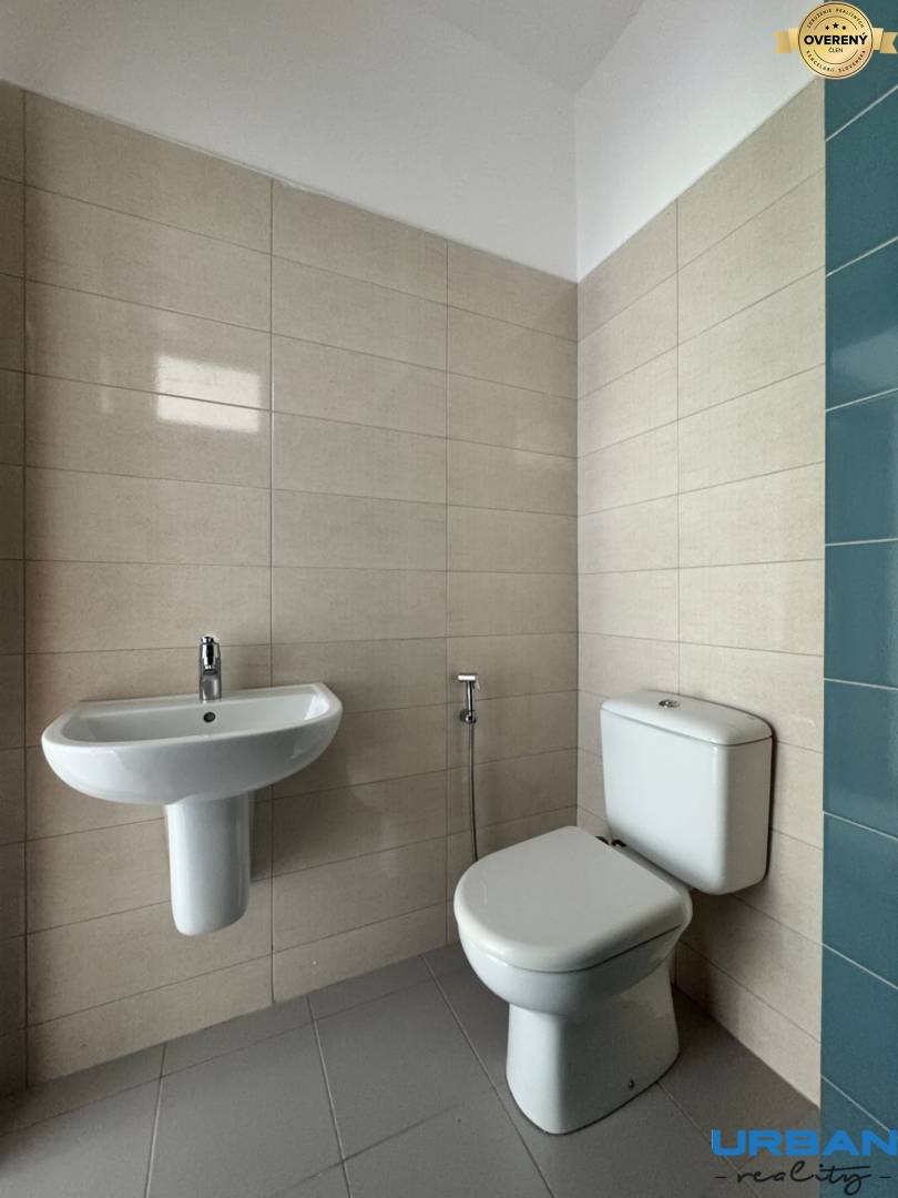 Kúpeľňa so svetlou dlažbou a sanitou v 2-izbovom byte.