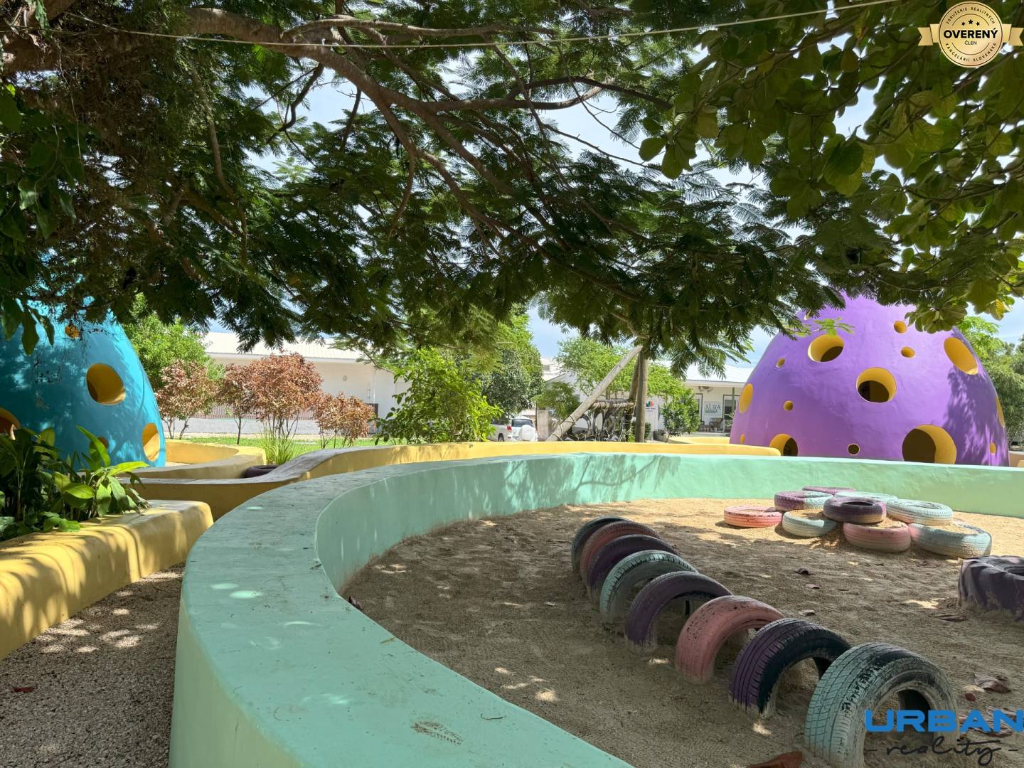 Farebný park s originálnymi štruktúrami a preliezačkami v Fumba Town.