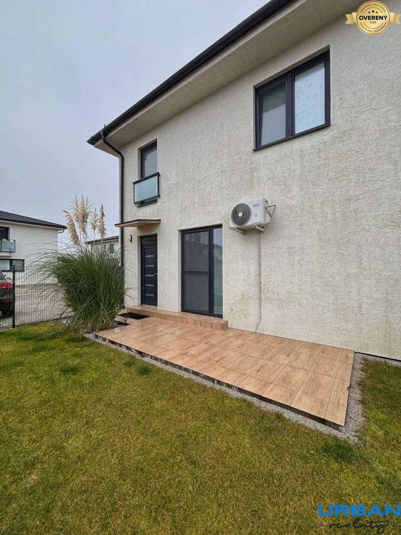 Exteriér 3-izbového bytu so záhradou a terasou v Kráľoviankách.