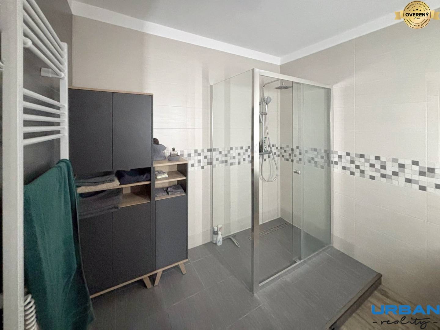 Kúpeľňa v 3-izbovom byte s modernou sprchou a úložným priestorom.