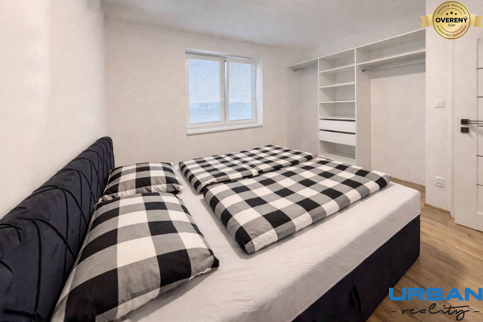 Spálňa v 3-izbovom byte s veľkou posteľou a vstavanou skriňou.