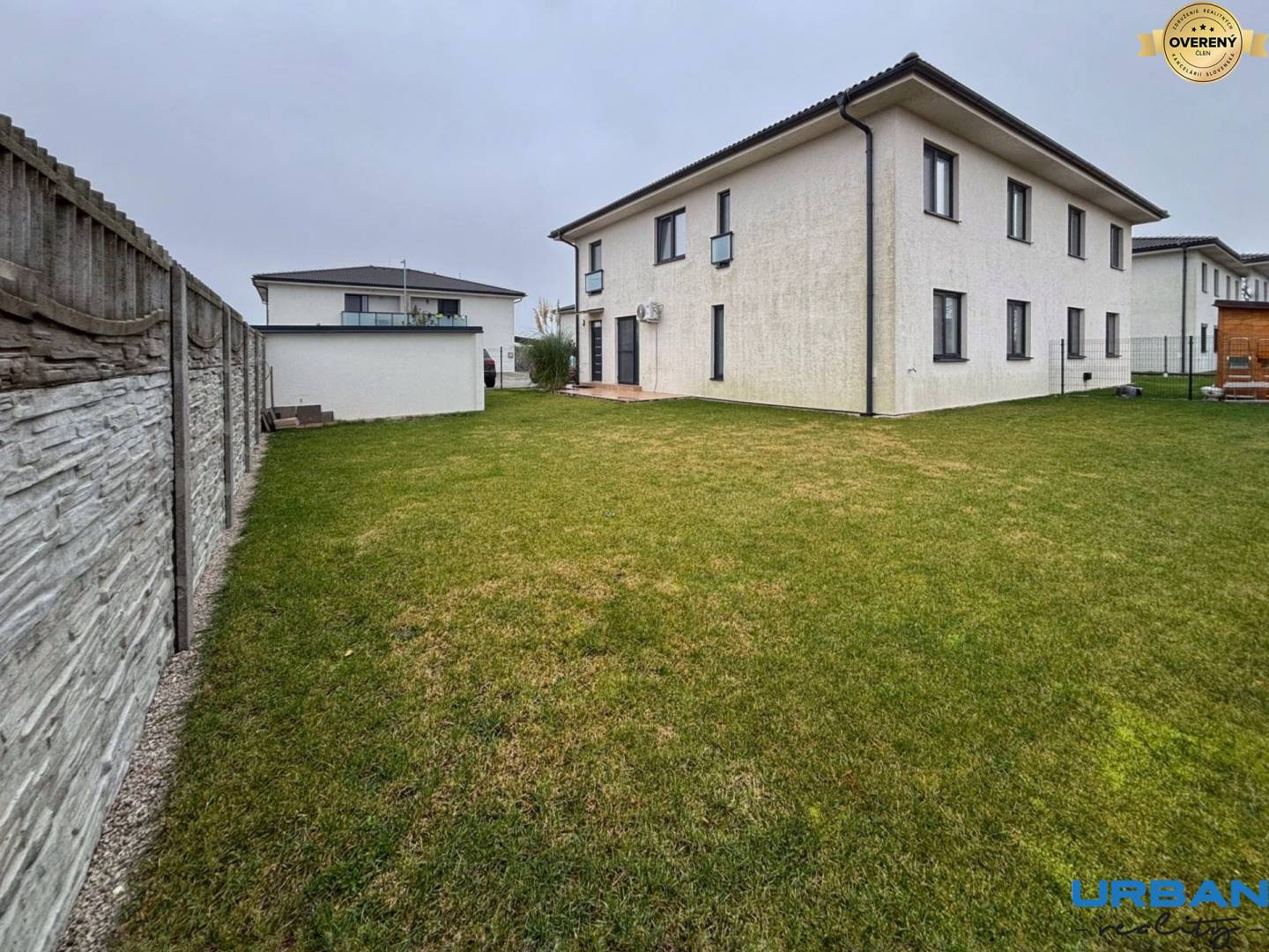 Rodinný dom s oplotenou záhradou a trávnikom na ulici Kráľovianky v Kráľoviankach.