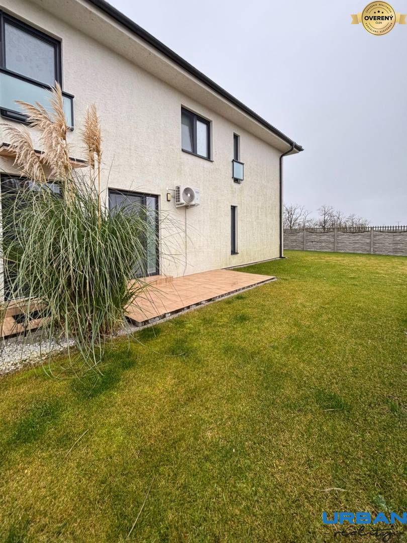 Exteriér 3-izbového bytu v Kráľoviankach s terasou a trávnikom v ulici Kráľovianky.