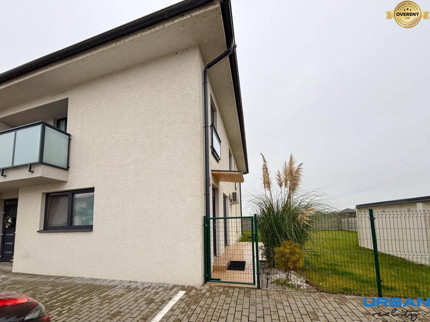 Exteriér Kráľovianky: Fasáda 3-izbového bytu, trávnik, parkovisko.