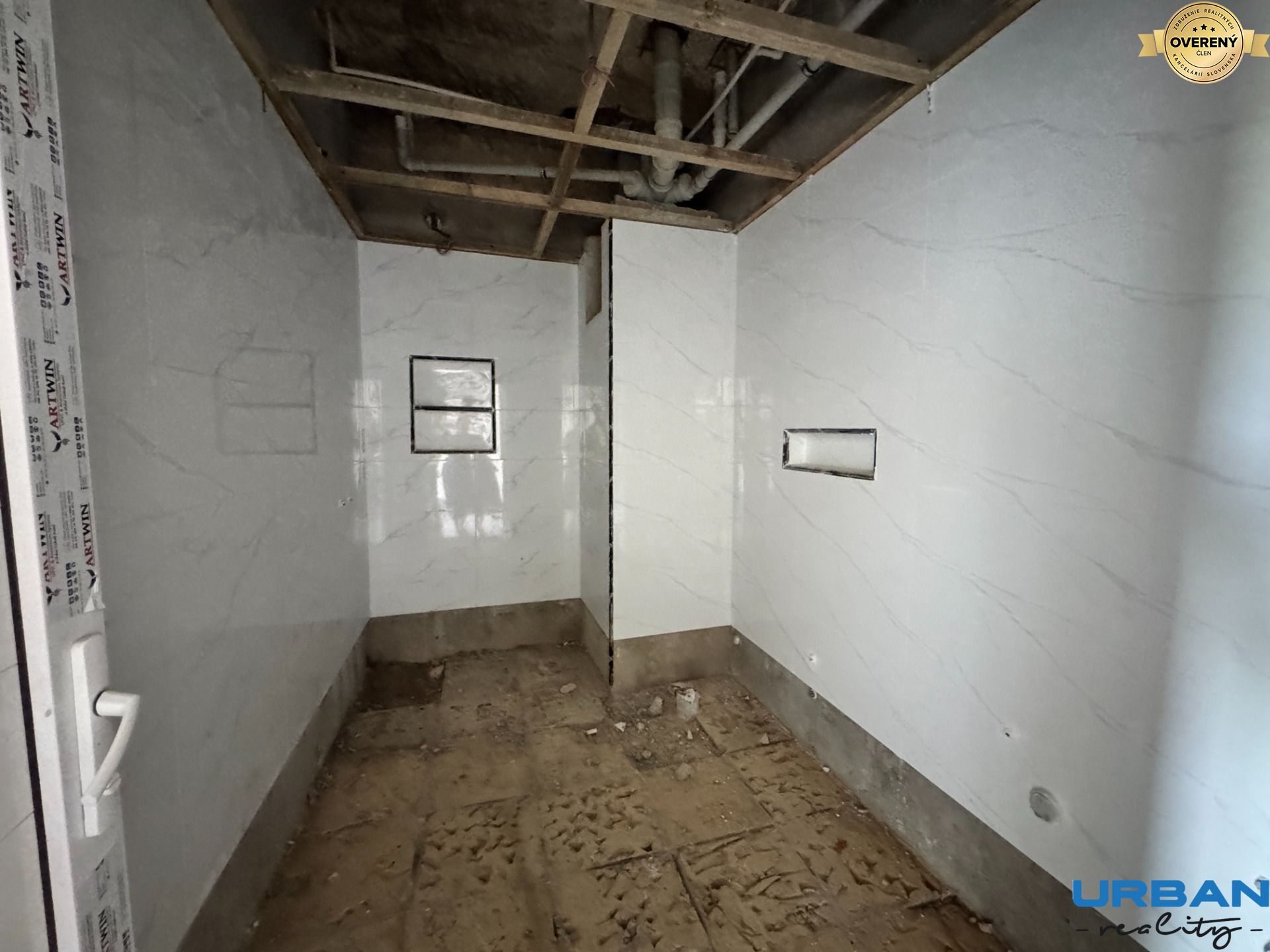 Apartment in Nungwi tiles in bathroom.JPG