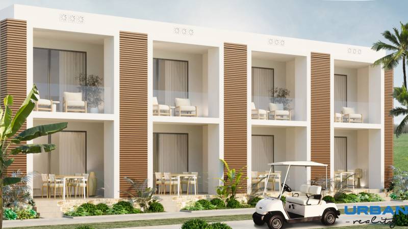 Záber na vonkajšie balkóny obytnej budovy vo výstavbe, Paje, obklopené zelenou vegetáciou.