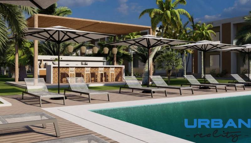 Výstavba bytov v Paje: luxusný bazén, ležadlá, dáždniky, bar a palmy.